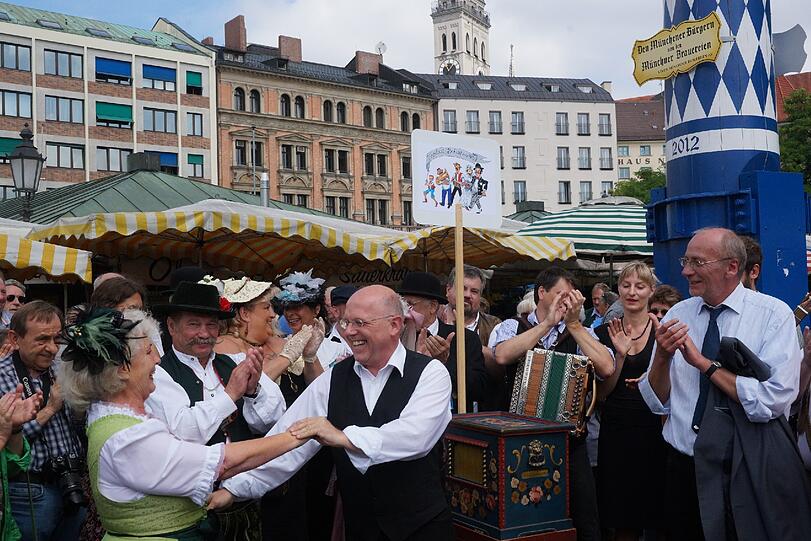 Schausteller, Musiker, Tänzer und Kabarettisten: Die Bilder vom Brunnenfest am Viktualienmarkt.