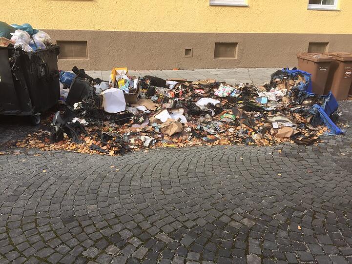 Müllhaufen in der Otkerstraße: Von alleine hat sich der nicht auf dem Gehweg verteilt.