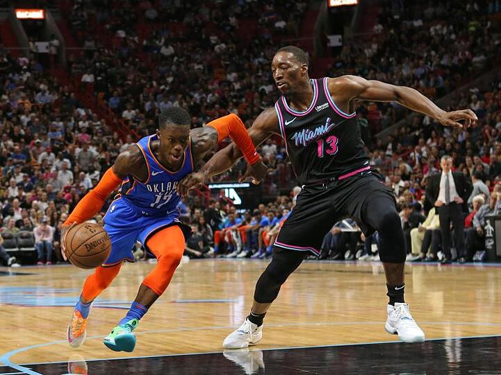Glänzte beim Sieg von Oklahoma City Thunder: Dennis Schröder (l) setzt sich gegen Bam Adebayo von Miami Heat durch.