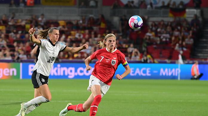 Klara Bühl (l) gegen Carina Wenninger.