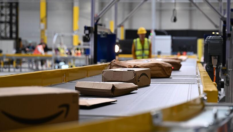 Pakete von Amazon laufen über ein Sortierband - ein Teil der auf amazon.de bestellten Pakete kommen direkt von Amazon, andere von Marktplatz-Firmen.