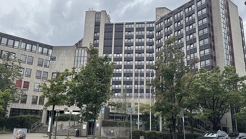 Aus dem früheren Sheraton (gebaut 1986) wird ein Ankunftszentrum. Das Gebäude gehört seit 2020 der Two Twelve GmbH.
