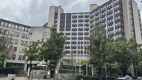 Aus dem früheren Sheraton (gebaut 1986) wird ein Ankunftszentrum. Das Gebäude gehört seit 2020 der Two Twelve GmbH.