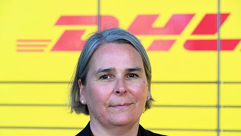 DHL-Vorstandsmitglied Nicola Hagleitner m&ouml;chte schwere Pakete nur noch von zwei Leuten zustellen lassen. (Archivbild)