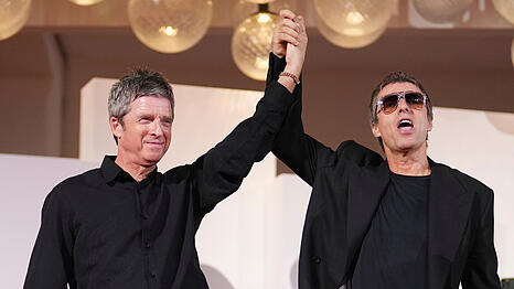 05.09.2026, Italien, Venedig: Noel Gallagher (l) und Liam Gallagher posieren auf dem roten Teppich f&uuml;r die Filmvorf&uuml;hrung von "Oasis: Don't Look Back In Anger" im Rahmen der 83. Ausgabe der Filmfestspiele von Venedig. Foto: Alessandra Tarantino/Invision/AP/dpa