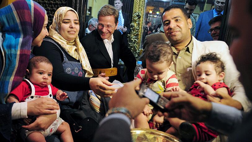 Gruppenfoto mit Minister: Guido Westerwelle im Basar-Café in Kairo. Er wollte „mal schauen, wie’s den Menschen so geht“. Gruppenfoto mit Minister: Guido Westerwelle im Basar-Café in Kairo. Er wollte „mal schauen, wie’s den Menschen so geht“.