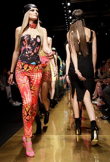 Leder, Nieten und knallige Farben dominieren die "Versace for H&M" Kollektion für Frauen und Männer.