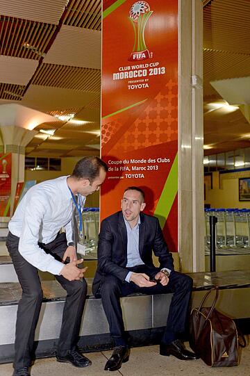 Begehrtes Motiv: Franck Ribery wird von einem Flughafen-Mitarbeiter um ein gemeinsames Foto gebeten.