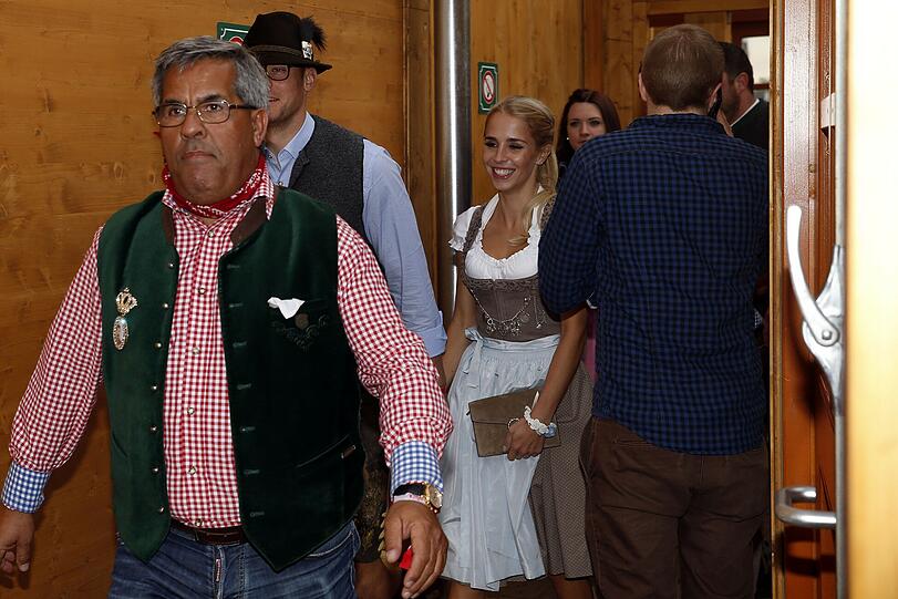 Danach wechselte das verliebte Paar ins Schützenzelt