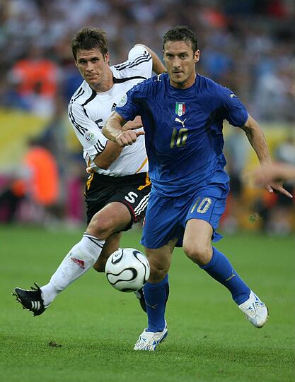 Sebastian Kehl gehörte beim Sommermärchen schon zu den arivierten Spielern. Wegen diverser Verletzungen schaffte er es nach der WM 2006 nicht mehr in den Nationalkader. Nach der Saison 2015 beendete Sebastian Kehl seine Karriere.