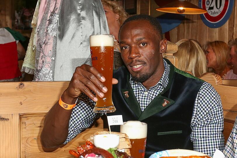 Und Prost: Usain Bolt lässt sich sein Weißbier schmecken.