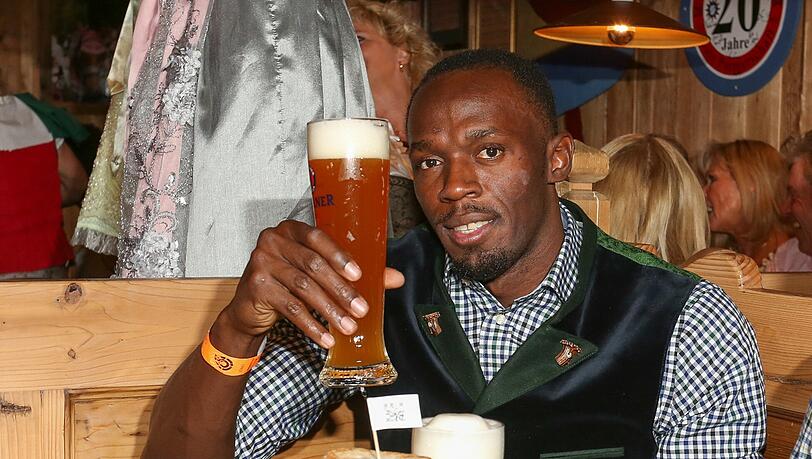 Und Prost: Usain Bolt lässt sich sein Weißbier schmecken. Und Prost: Usain Bolt lässt sich sein Weißbier schmecken.