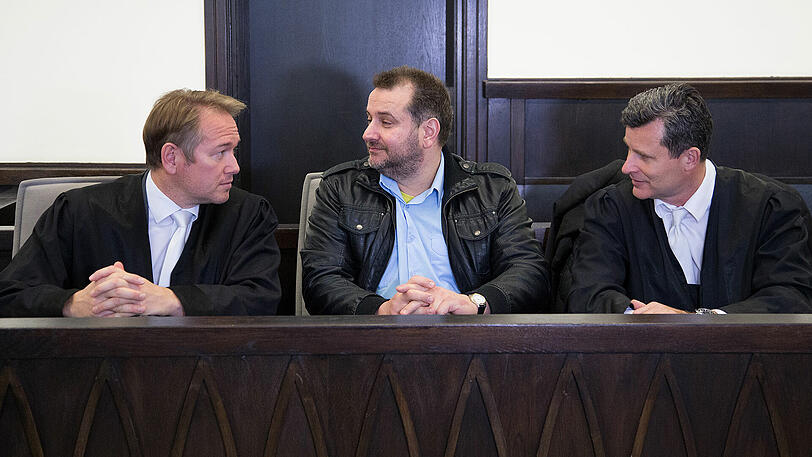 Der Angeklagte Wilfried W. sitzt neben seinen Verteidigern Carsten Ernst (l) und Detlef Binder (r) im Landgericht Paderborn (Nordrhein-Westfalen).