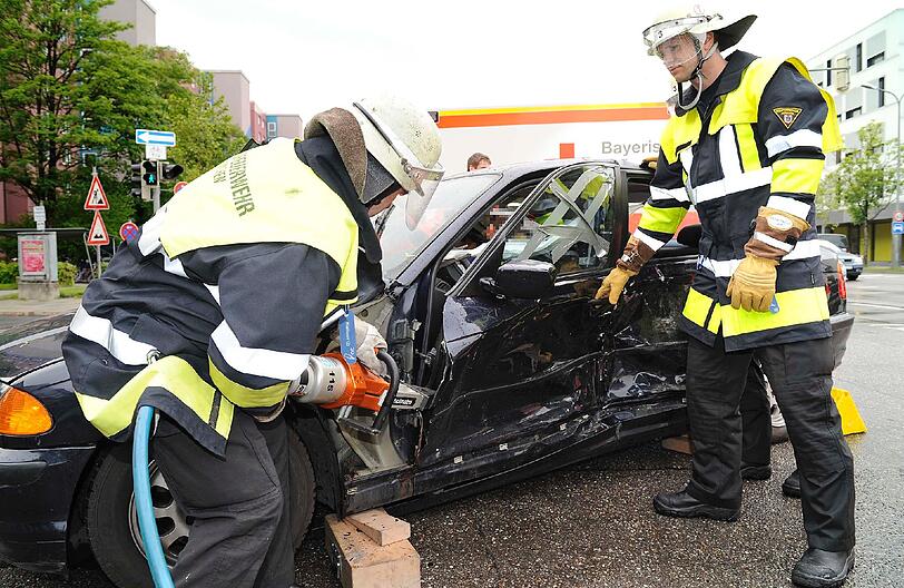 Der BMW-Fahrer wurde mit dem Rettungsspreizer aus seinem Auto geborgen.