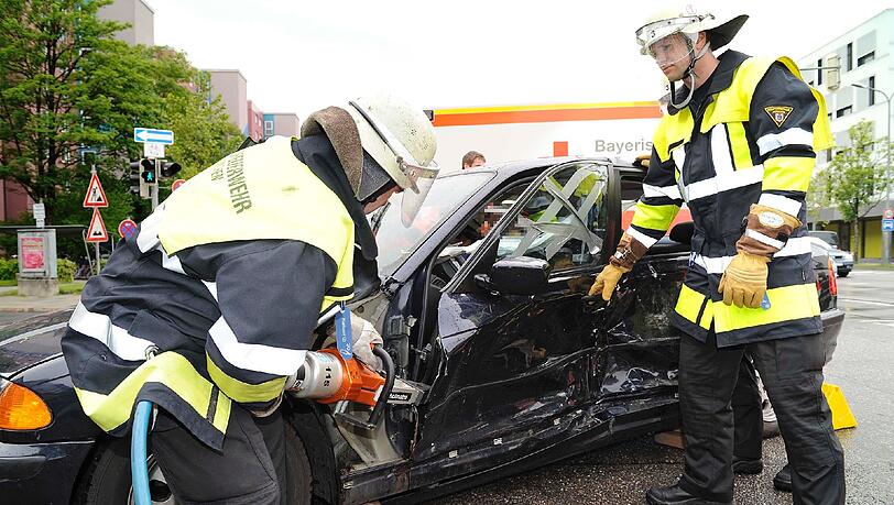 Der BMW-Fahrer wurde mit dem Rettungsspreizer aus seinem Auto geborgen. Der BMW-Fahrer wurde mit dem Rettungsspreizer aus seinem Auto geborgen.