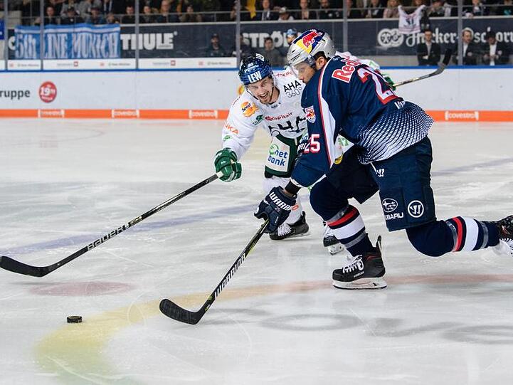 Hans Detsch von Augsburg (l) und Derek Joslin von München kämpfen um den Puck. Foto: Matthias Balk