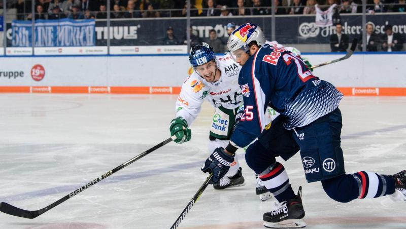 Hans Detsch von Augsburg (l) und Derek Joslin von München kämpfen um den Puck. Foto: Matthias Balk Hans Detsch von Augsburg (l) und Derek Joslin von München kämpfen um den Puck. Foto: Matthias Balk