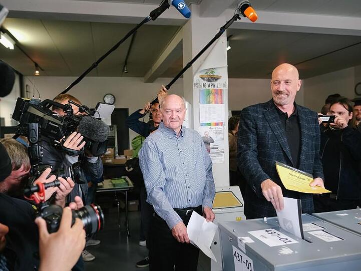 CDU-Spitzenkandidat Carsten Meyer-Heder wirft seinen Stimmzettel in die Wahlurne.