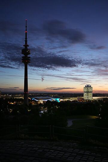 Frühe Festbeleuchtung im denkmalgeschützten Vierzylinder.