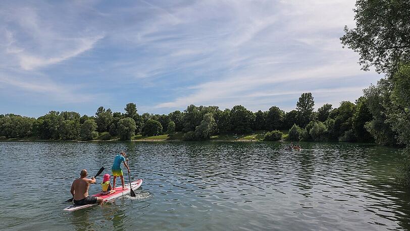 Weiterpaddeln, weiterpaddeln! Der Vordermann scheint sich deutlich mehr ins Zeug zu legen als die anderen Mitschwimmer. Weiterpaddeln, weiterpaddeln! Der Vordermann scheint sich deutlich mehr ins Zeug zu legen als die anderen Mitschwimmer.