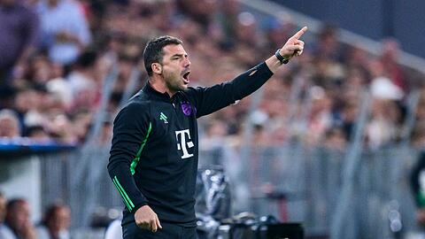 Münchens Co-Trainer Zsolt Löw gestikuliert.