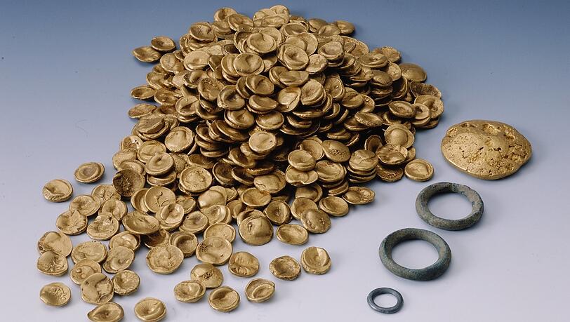 Dieser Münzenschatz ist der größte keltische Goldfund des 20. Jahrhunderts. Im November 2022 hatten Einbrecher ihn aus dem Kelten-Römer-Museum in Manching gestohlen. Dieser Münzenschatz ist der größte keltische Goldfund des 20. Jahrhunderts. Im November 2022 hatten Einbrecher ihn aus dem Kelten-Römer-Museum in Manching gestohlen.
