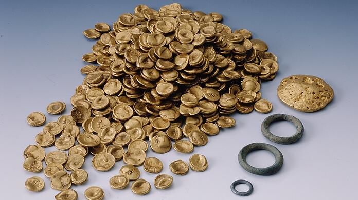 Dieser Münzenschatz ist der größte keltische Goldfund des 20. Jahrhunderts. Im November 2022 hatten Einbrecher ihn aus dem Kelten-Römer-Museum in Manching gestohlen.