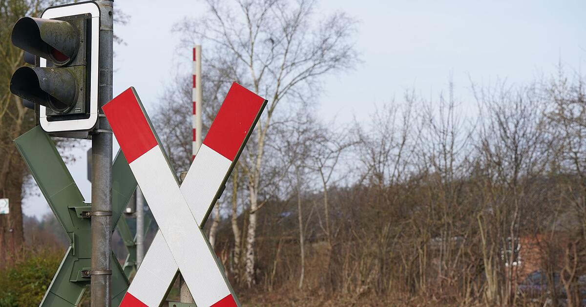 Mutter-will-mit-Tochter-ber-gesperrten-Bahn-bergang-laufen