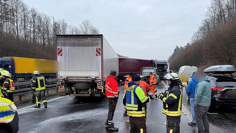 Gl&auml;tte hat auf der A44 eine Unfallserie ausgel&ouml;st.