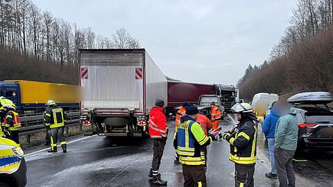 Gl&auml;tte hat auf der A44 eine Unfallserie ausgel&ouml;st.