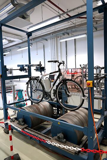 Der Frühling kommt, die Fahrräder werden aus dem Keller geholt. Damit der Radler nicht jedes Jahr neue Bremsen benötigt, testen die Prüfer Zweiräder, darunter auch Pedelecs und E-Bikes auf Bremstauglichkeit. Generell gilt, dass das Material mindestens drei bis fünf Jahre ohne Schaden funktionieren muss. &bdquo;Ansonsten fällt das Produkt durch&ldquo;, sagt Josef Wörl vom Tüv Süd in Garching.