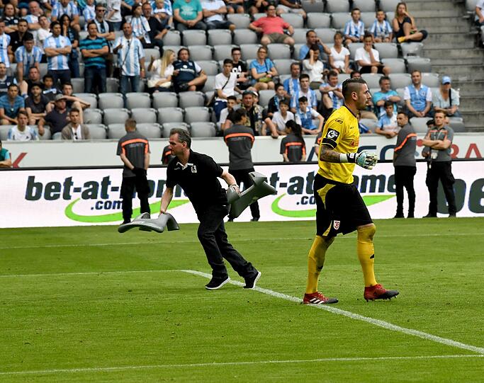Zehn Minuten vor Ende rasten einig Löwen-Fans komplett aus. Es fliegen Sitzschalen und Metallstangen aufs Spielfeld.