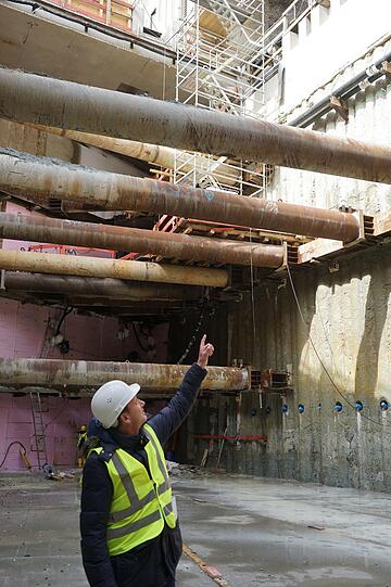 Bei der Baugrube an der Blumenstraße steht der Durchbruch zum alten Bahnsteig kurz bevor. Damit die Baustelle nicht mit Grundwasser vollläuft, wird vor der Bohrung der Untergrund durchfrostet.