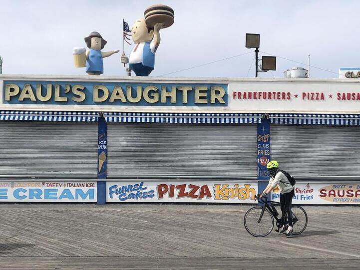 Der fast verlassene Strandboulevard von Coney Island.