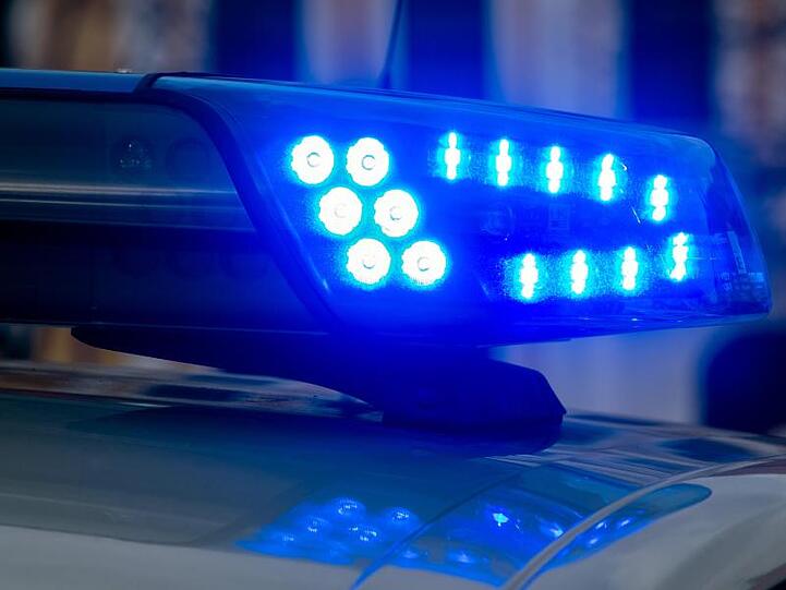 Ein Blaulicht der Polizei leuchtet auf. Foto: Klaus-Dietmar Gabbert/dpa/Symbolbild