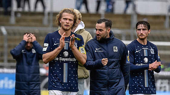 Konnten mit der Niederlage gegen Wehen Wiesbaden leben: Die Löwen um Kapitän Jesper Verlaat und Morris Schröter.