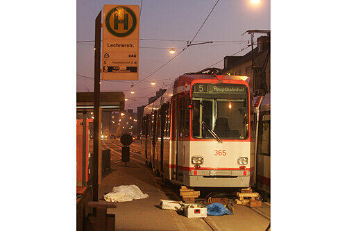 Mit Kissen wurde der Triebwagen angehoben, danach auf Holzklötze gestellt. Erst dann gelangten die Helfer an den Körper des Rentners. Sie konnten nur noch seine Leiche bergen.