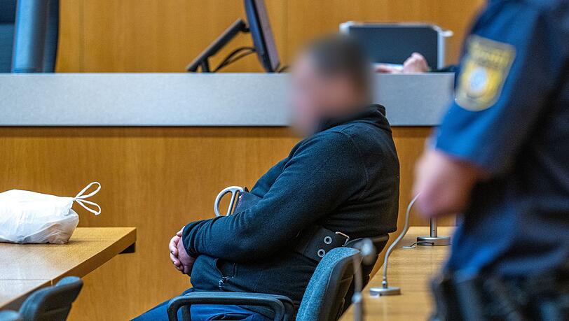 Ein 50 Jahre alter Mann soll in Niederbayern einen Bekannten mit rund 150 Messerstichen getötet haben.