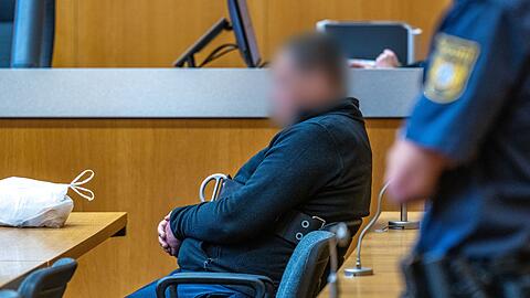 Ein 50 Jahre alter Mann soll in Niederbayern einen Bekannten mit rund 150 Messerstichen getötet haben.