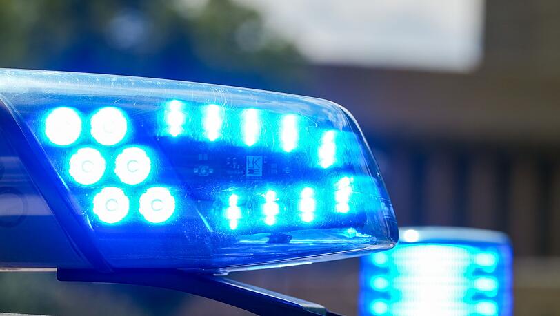 Ein Motorradfahrer kollidierte bei Ramsau mit einem rückwärts ausparkenden Auto. (Symbolbild)
