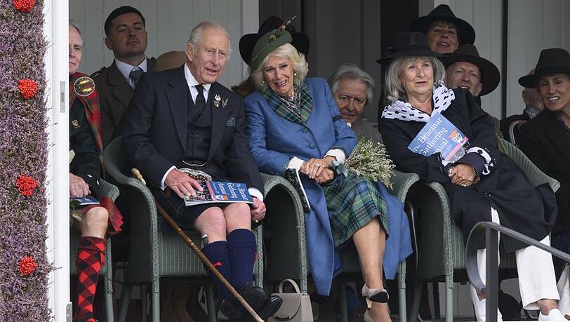 Charles und Camilla schauten am 6. September interessiert bei den Braemar Gathering Highland Games zu.