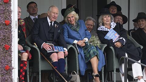 Charles und Camilla schauten am 6. September interessiert bei den Braemar Gathering Highland Games zu.