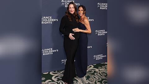 Herzogin Meghan (r.) und Kelly McKee Zajfen bei der Gala in Beverly Hills.