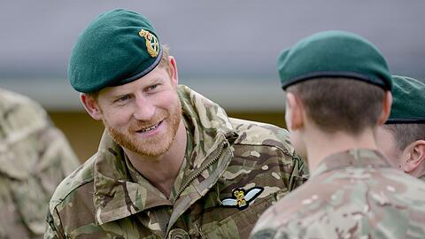 Prinz Harry diente mehrere Jahre im Milit&auml;r und pflegt heute noch ein enges Verh&auml;ltnis zu den Streitkr&auml;ften. (Archivfoto)