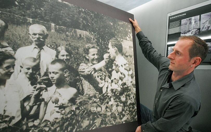 Gedenkstättenleiter Jörg Skriebeleit präsentiert 2007 die neue Ausstellung der KZ-Gedenkstätte Flossenbürg. Im Bild: Das Foto einer Familie vor ihrer Zeit im Konzentrationslager.