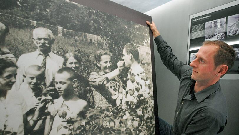 Gedenkstättenleiter Jörg Skriebeleit präsentiert 2007 die neue Ausstellung der KZ-Gedenkstätte Flossenbürg. Im Bild: Das Foto einer Familie vor ihrer Zeit im Konzentrationslager. Gedenkstättenleiter Jörg Skriebeleit präsentiert 2007 die neue Ausstellung der KZ-Gedenkstätte Flossenbürg. Im Bild: Das Foto einer Familie vor ihrer Zeit im Konzentrationslager.