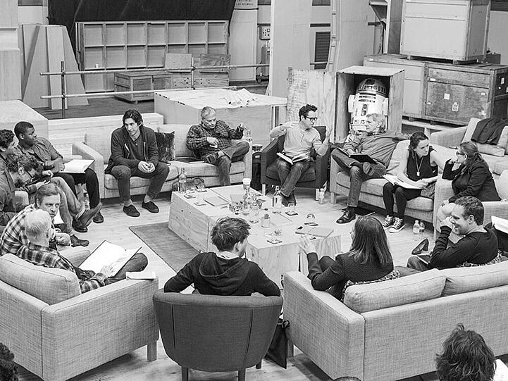 Regisseur J.J. Abrams und die Schauspieler bei der Leseprobe zu "Star Wars: Episode VII" mit Harrison Ford, Daisy Ridley, Carrie Fisher, Peter Mayhew,Domhnall Gleeson, Anthony Daniels, Mark Hamill, Andy Serkis, Oscar Isaac, John Boyega und Adam Driver