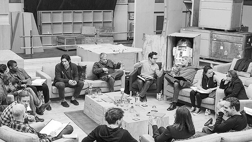 Regisseur J.J. Abrams und die Schauspieler bei der Leseprobe zu "Star Wars: Episode VII" mit Harrison Ford, Daisy Ridley, Carrie Fisher, Peter Mayhew,Domhnall Gleeson, Anthony Daniels, Mark Hamill, Andy Serkis, Oscar Isaac, John Boyega und Adam Driver Regisseur J.J. Abrams und die Schauspieler bei der Leseprobe zu "Star Wars: Episode VII" mit Harrison Ford, Daisy Ridley, Carrie Fisher, Peter Mayhew,Domhnall Gleeson, Anthony Daniels, Mark Hamill, Andy Serkis, Oscar Isaac, John Boyega und Adam Driver