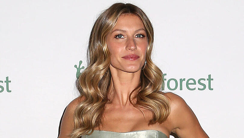Versteckspiel wegen "hängender" Brüste? Topmodel Gisele Bündchen 2014 in New York Versteckspiel wegen "hängender" Brüste? Topmodel Gisele Bündchen 2014 in New York