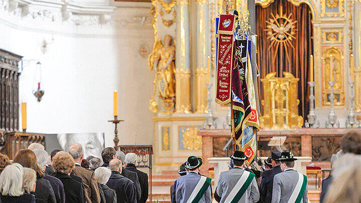 Geben Münchens berühmten Kunstauktionator in der Kirche St. Michael das letzte Geleit: Die Gebirgsschützen-Kompanie Flintsbach, bei denen Rudi Neumeister Ehrenoffizier war.